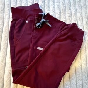 FIGS women’s Scrub Set in Burgundy